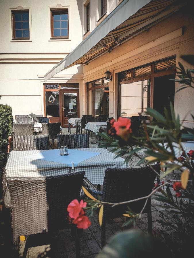 Restaurant Pansion Wien Cierny Brod Exterior photo
