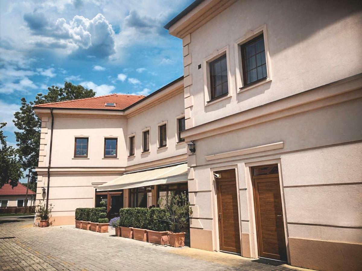 Restaurant Pansion Wien Cierny Brod Exterior photo